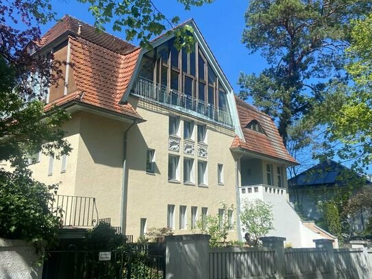 **Altbau-Villa mit spektakulärem Dachaufbau**