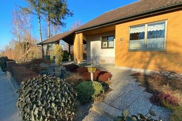 Einfamilienhaus mit Doppelgarage und großem Garten wartet auf Sie