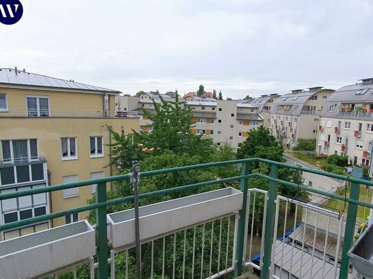 Beste Aussichten: Sonniges, helles Apartment + Balkon! Renoviert, Laminat + integrierter Kochbereich