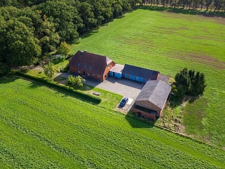 Einfamilienhaus mit großem Grundstück, Garagen und weiteren Nebengebäuden zu verkaufen!