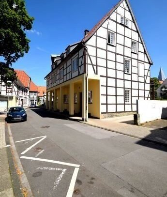 ZU VERMIETEN: Traumhaft schöne, sanierte 2-Zimmer Altbauwohnung im Erdgeschoss in der Soester Innenstadt (ca.73 m²) mit…