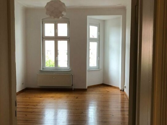 Bezugsfreie 88 m² Drei-Raum-Wohnung in Prenzlberg/Bötzowkiez mit Aufzug, EBK u. Balkon