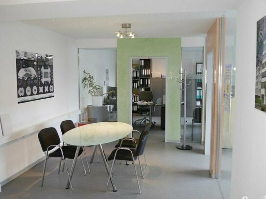 Modernes helles, durch Glas-Wände und -Türen getrennte Büroräume in der 1. Etg. in W´tal-Langerfeld