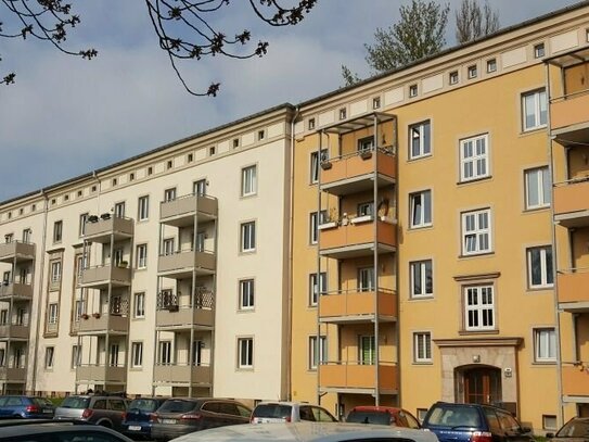 Nähe Zentrum und Uni: 2-Raumwohnung modernem Tageslicht-Bad, Einbauküche und Balkon!