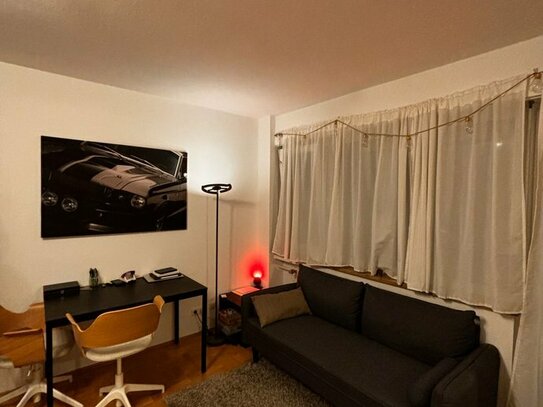 Teilmöblierte 1-Zimmer-Hochparterre-Wohnung mit Einbauküche in München Laim