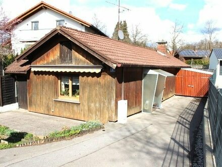 Alter Bungalow mit zwei Terrassen, Carport und sonnigem Garten