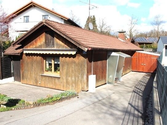 Alter Bungalow mit zwei Terrassen, Carport und sonnigem Garten