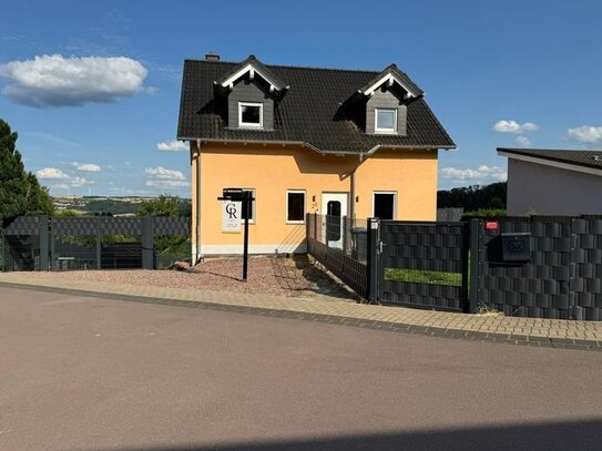 Wohnhaus mit Panoramasicht und großem eingezäunten Garten