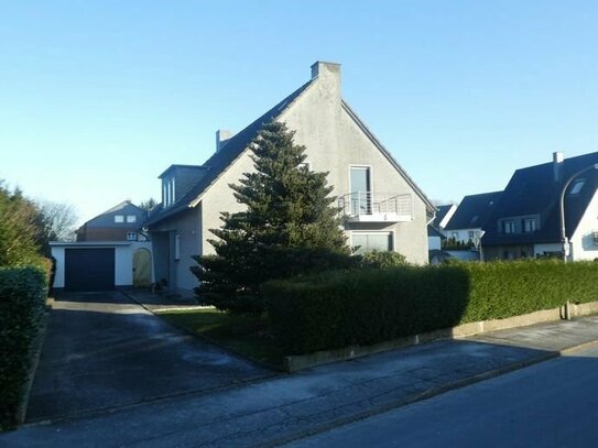 Freistehendes Zweifamilienhaus auf einem 789 m² Grundstück mit 2 Garagen - Dortmund-Lichtendorf
