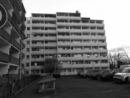 Teilrenovierte Erdgeschosswohnung mit Balkon: Ihr neues Zuhause wartet!