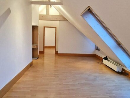 Charmante Dachgeschosswohnung im Seniorenhaus