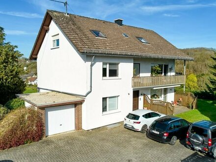 ***Großzügiges 3 Parteienhaus in schöner Ortsrandlage mit Blick ins Grüne ***