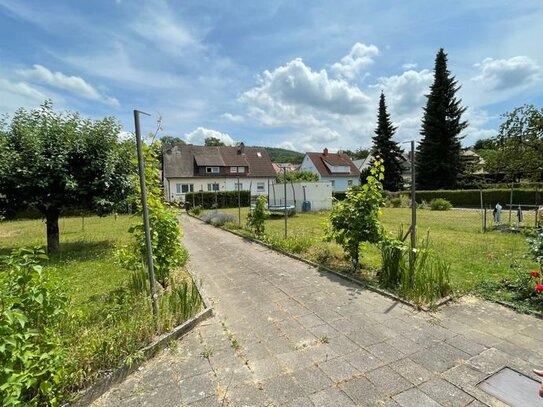 Ein-Zweifamilienhaus mit großem Grundstück in ruhiger Lage in Pfinztal-Berghausen