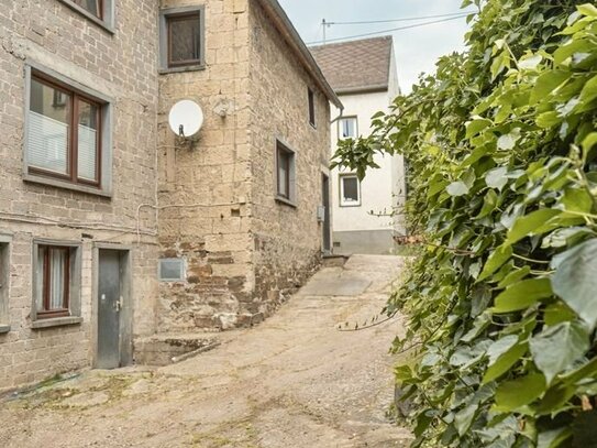 Uriges kleines Tuffsteinhaus mit Innenhof - Renovierungsbedürftig