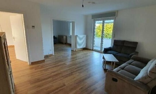 Wohnung mit Balkon in der 1. Etage / gerne an WG zu vermieten /auch gerne teilmöbiliert