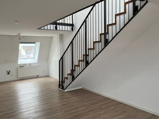 Offen gestaltete 2 Zi.-Maisonette-Wohnung mit Balkon und schönem Blick, 5. OG mit Aufzug, Stellplatz im Innenhof auf Wu…