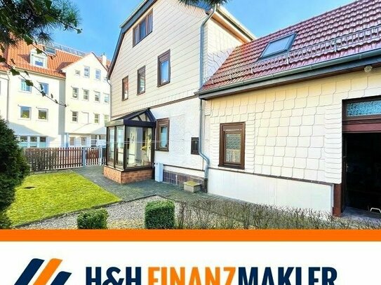 Zentrumsnahes Zweifamilienhaus mit Garage und Werkstatt