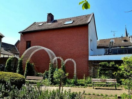 Charmantes Sanierungsobjekt im historischen Stadtkern: Altes Haus in Zons sucht neuen Besitzer