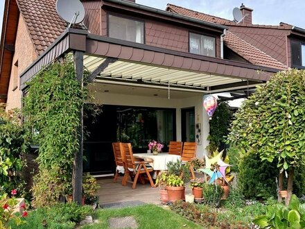 ZU VERKAUFEN: Großzügiges Reihenendhaus mit idyllischem Garten, sonniger Terrasse und separater Einliegerwohnung