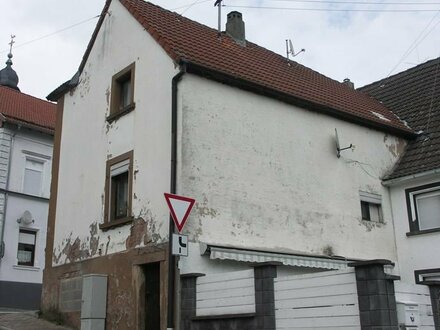 Renovierungsbedürftiges angebautes Einfamilienhaus in Altenkirchen im Bieterverfahren zu verkaufen!