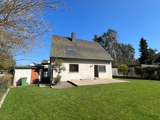 Einfamilienhaus mit großem Garten und Garage!