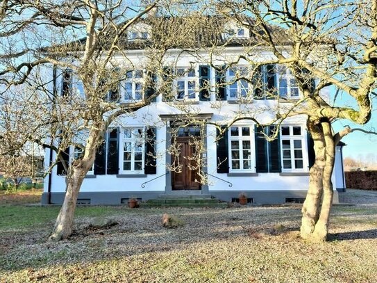 Villa mit Gästehaus auf großem Grundstück mit perfekter Lage