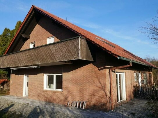 freistehendes Einfamilienhaus mit Wohnung im Dachgeschoss, ebener Garten, Terrasse und Garage