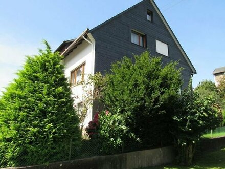 Zweifamilien- oder Mehrgenerationenhaus mit Garten + Garagen + Balkon in ruhiger Lage von Weitefeld!