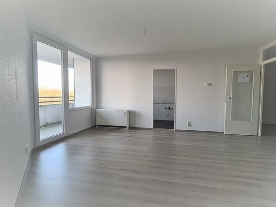 Komplett sanierte und sofort bezugsfertige 3,5 Zimmer Wohnung mit Balkon