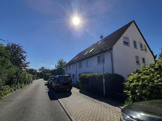 Ruhig gelegene 2-Raum-Wohnung mit Einbauküche - Balkon - Spitzboden - Stellplatz