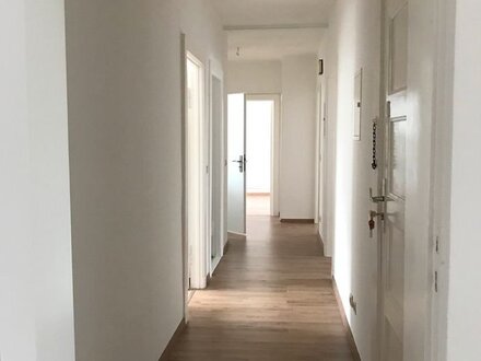 Erstbezug nach Sanierung - Schöne 4- Zimmerwohnung, August-Bebel-Straße 132