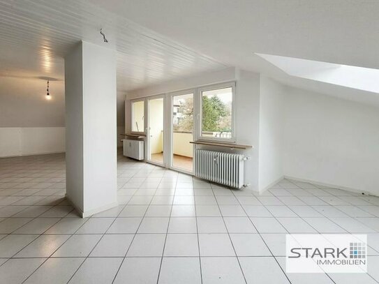 Moderne, sehr großzügige 4,5 Zimmer-Wohnung mit Balkon und großem Freizeitraum!