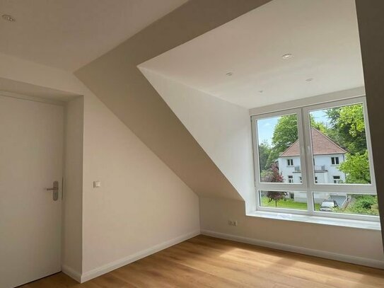 Exklusive 4 Zimmer Penthouse-Wohnung mit eigenem Fahrstuhl im Bergedorfer Villenviertel