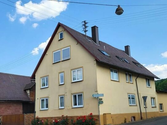 Ehem. landw. Anwesen in Wertheim-Dertingen – Wohnhaus mit Innenhof, große Scheune und Nebengebäude