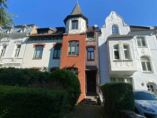 Elegante 3-Zimmer-Altbauwohnung mit ausgebautem Spitzboden und Terrasse in Bockum zu vermieten