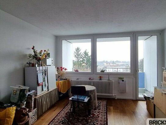 Renoviertes und modernes Apartment nebst schöner Loggia mit Weitblick in Augsburg-Bärenkeller.