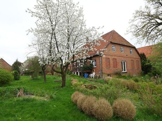 Handwerkerhaus mit viel Potenzial, Ausbaureserve im Dachboden und zwei weitere Nebengebäude