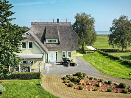 Refugium unter Reet - repräsentative Liegenschaft mit Traumhaus und Boddenblick