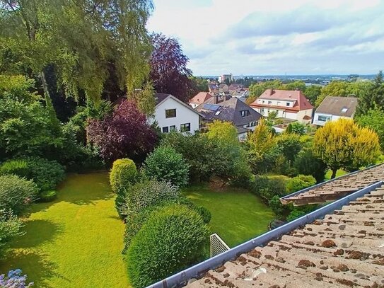 Dachgeschoß-Wohnung mit Blick über die Stadt !