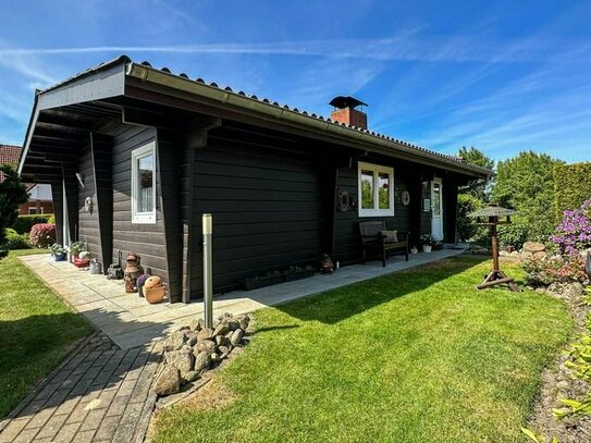 Holzhaus als Bungalow mit Carport und Garage in Sackgassenlage