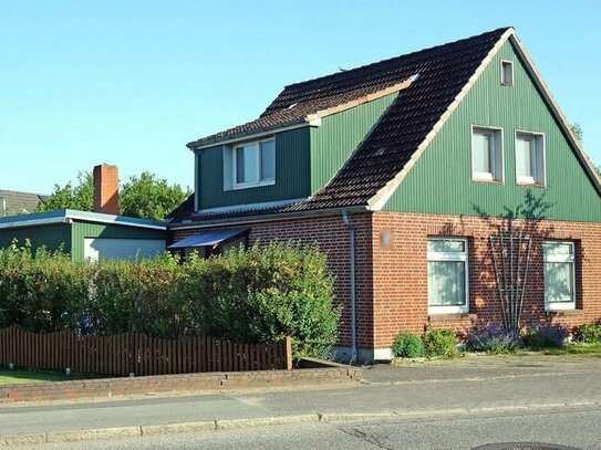 Einfamilienhaus mit Werkstatt und 2 Garagen in Meldorf