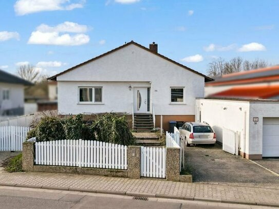 Verkauf: Stilvoll renovierter Bungalow mit 2 Einliegerwohnungen und großen Garten!