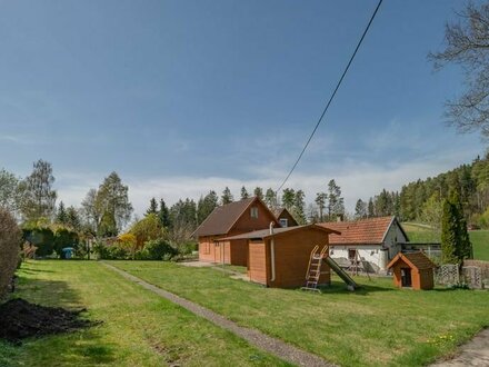 Gartengrundstück bebaut mit zwei Gartenhäuschen