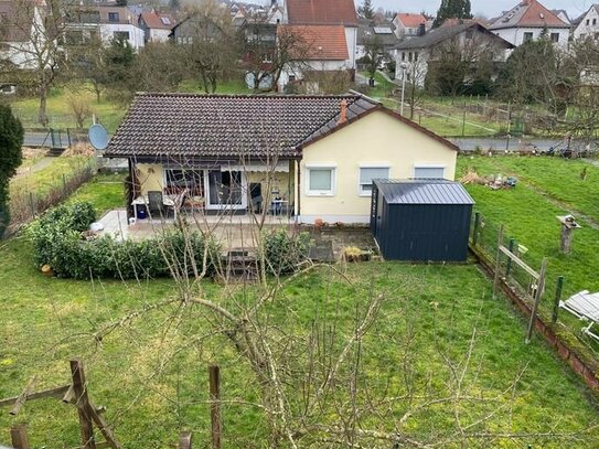 Einfamilienhaus mit Terasse, großem Garten und Stellplätzen