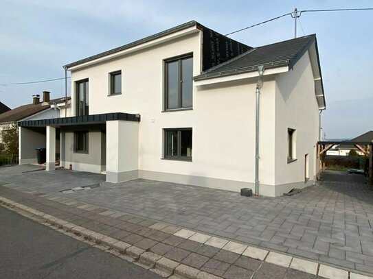 Ideal für Kapitalanleger - vermietetes und modernes Zweifamilienwohnhaus mit Carport