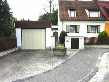 Einfamilienhaus (DHH) zum renovieren mit Baugrundstück in Fürth - Unterfarrnbach - 837m² Grund
