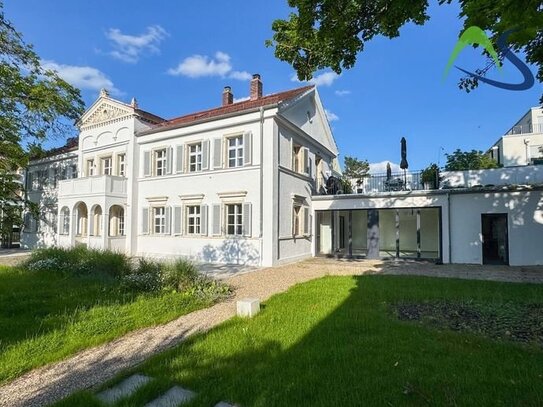 Aufwändig sanierte Westgartenwohnung in denkmalgeschützter Villa