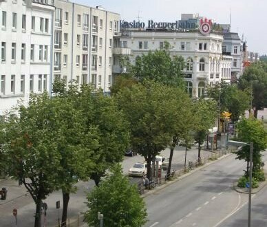 ULI VOGELER GmbH - VERMIETETE 2-ZIMMERWOHNUNG IM 4. OG MIT SÜDBALKON UND TIEFGARAGENSTELLPLATZ IN HAMBURG-ST. PAULI