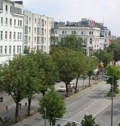 ULI VOGELER GmbH - VERMIETETE 2-ZIMMERWOHNUNG IM 4. OG MIT SÜDBALKON UND TIEFGARAGENSTELLPLATZ IN HAMBURG-ST. PAULI