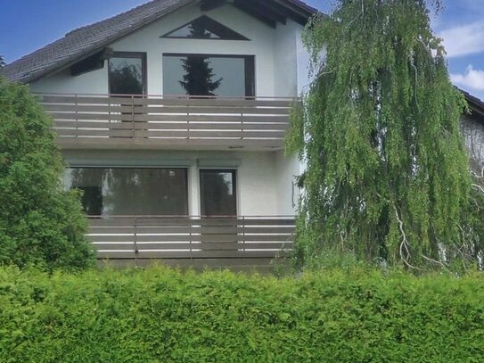 Dörfliches Wohnen im "Grünen" - Solide gebautes Zweifamilienhaus mit Ausbaumöglichkeit in Horn-Bad Meinberg